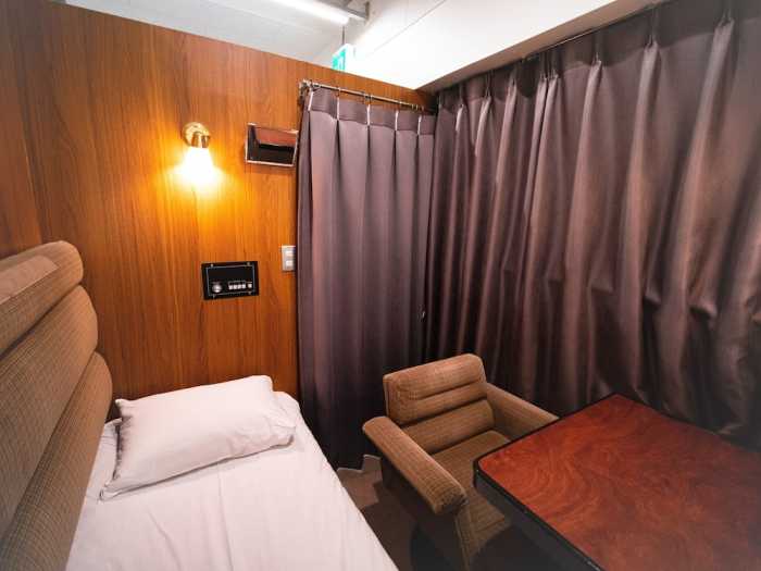 TRAIN HOSTEL 北斗星 東京