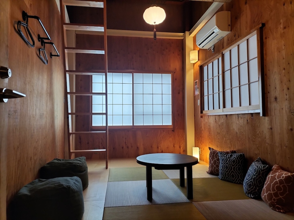 VACATION HOUSE SECRETBASE 東京