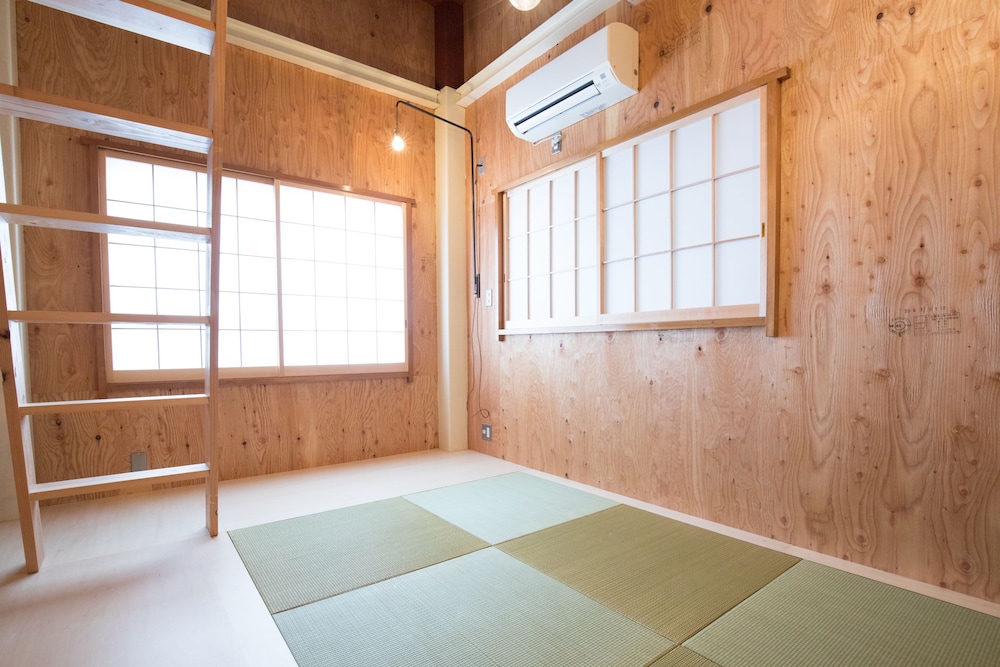 VACATION HOUSE SECRETBASE 東京