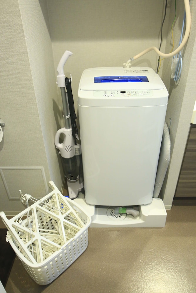 2500 冊を超えるマンガに囲まれた部屋 東京