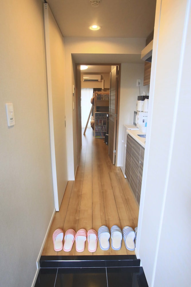 2500 冊を超えるマンガに囲まれた部屋 東京