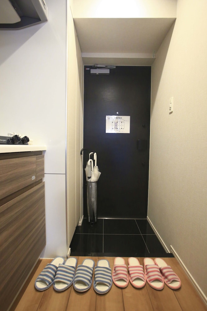 2500 冊を超えるマンガに囲まれた部屋 東京