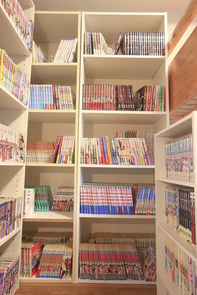 2500 冊を超えるマンガに囲まれた部屋 東京