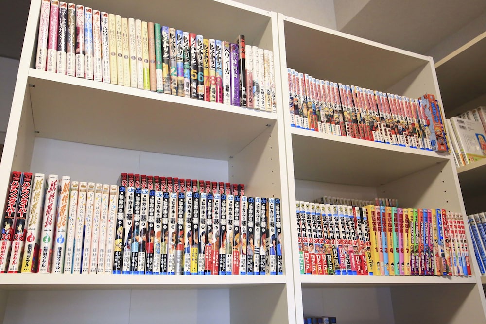2500 冊を超えるマンガに囲まれた部屋 東京