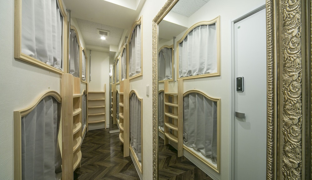 ALICE IN THE MIRROR HOSTEL - 女性専用 東京