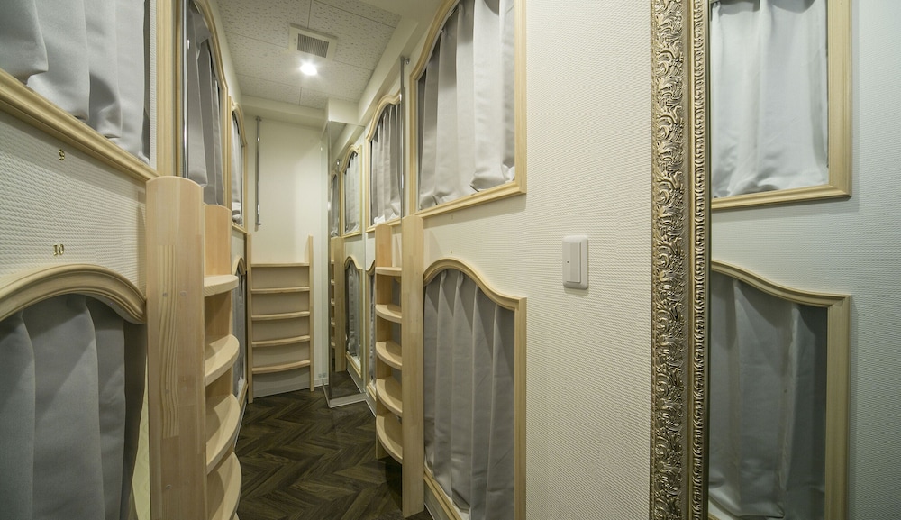 ALICE IN THE MIRROR HOSTEL - 女性専用 東京