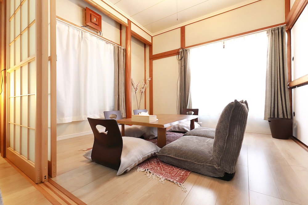 PEBLISS KUTSUROGI NO.1 東京