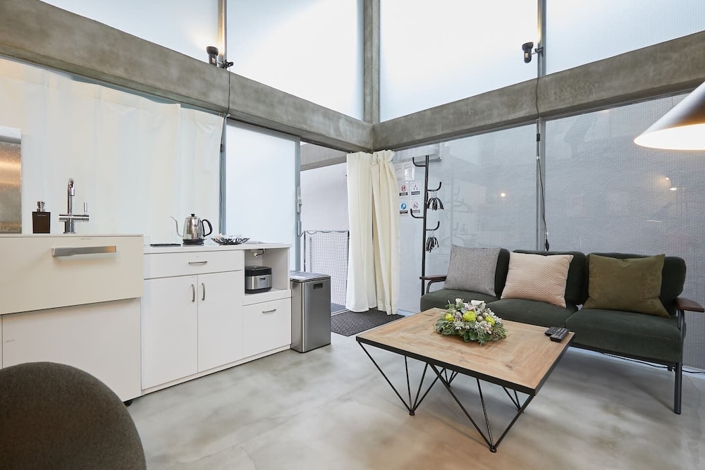 GLASS HOUSE RM.2 東京