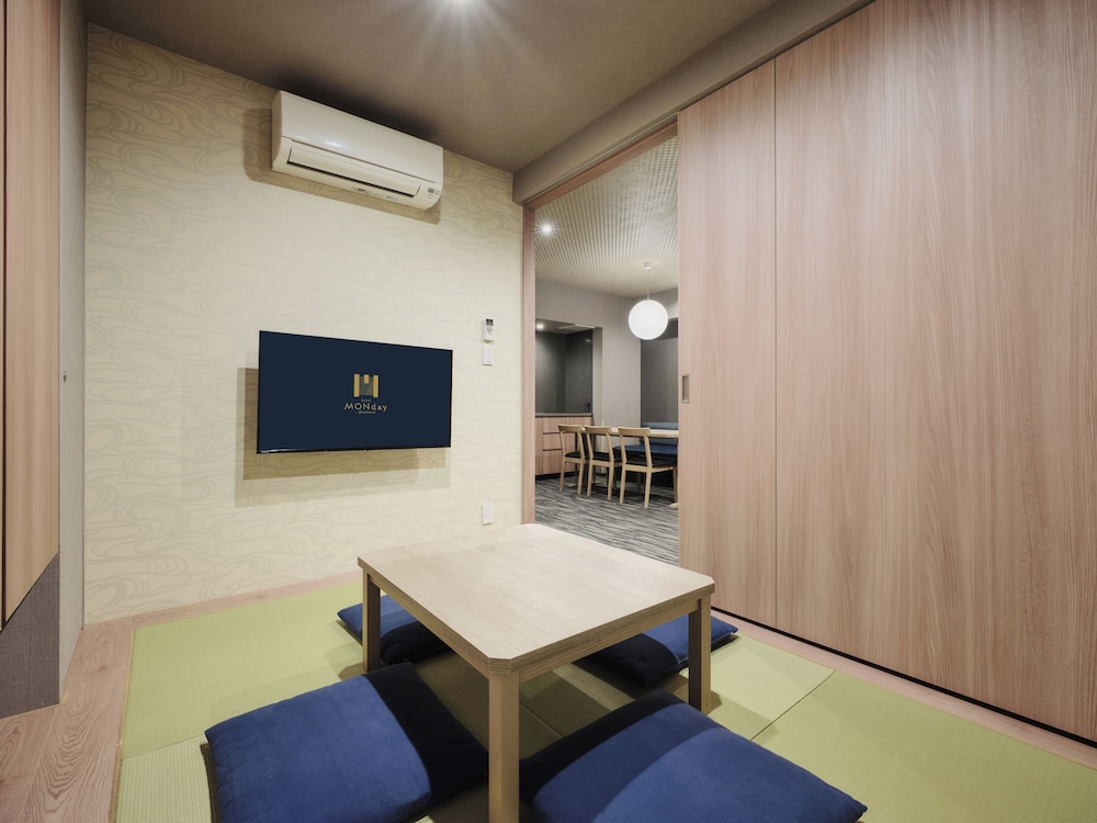 MONDAY APART PREMIUM 秋葉原 東京