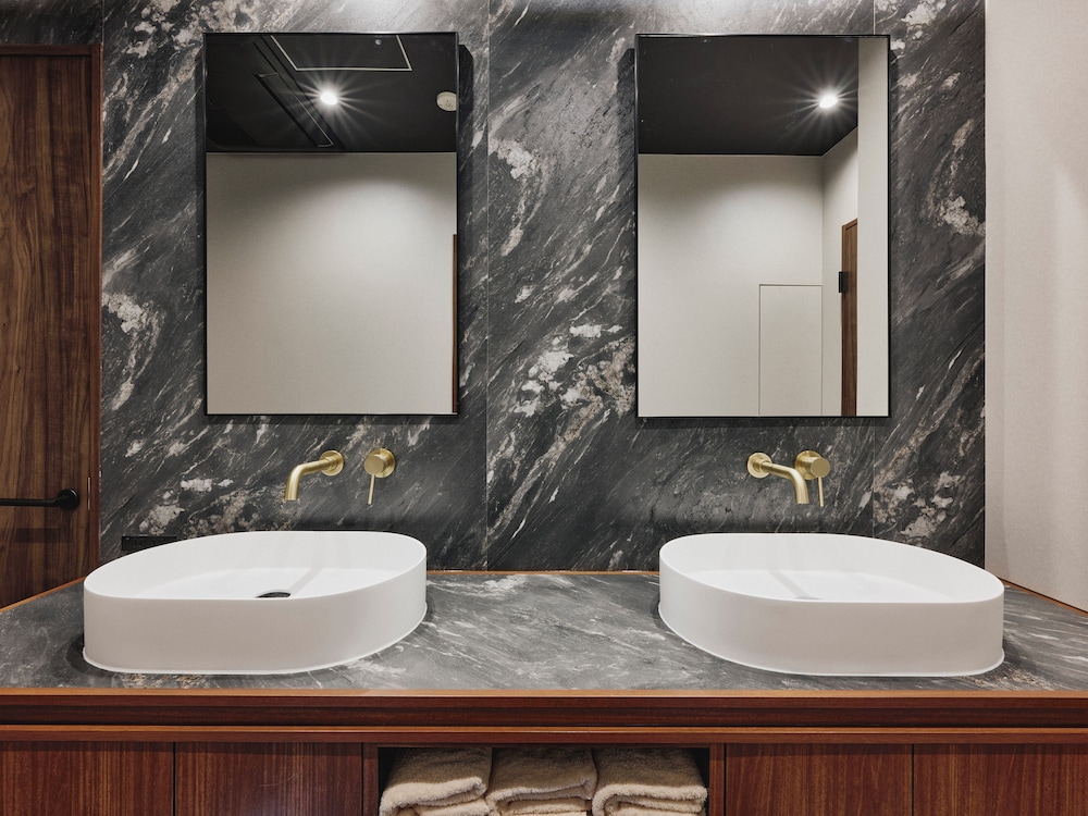 ILLI ENU YOTSUYA 東京