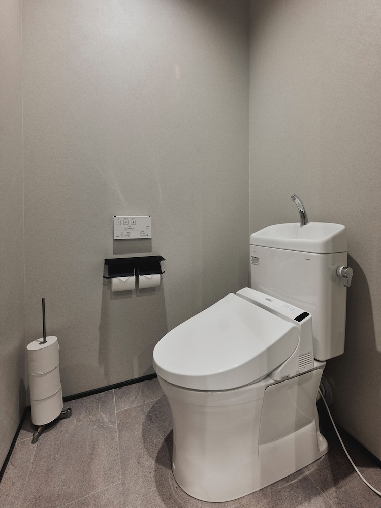 ILLI ENU YOTSUYA 東京