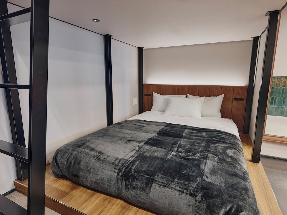 ILLI ENU YOTSUYA 東京