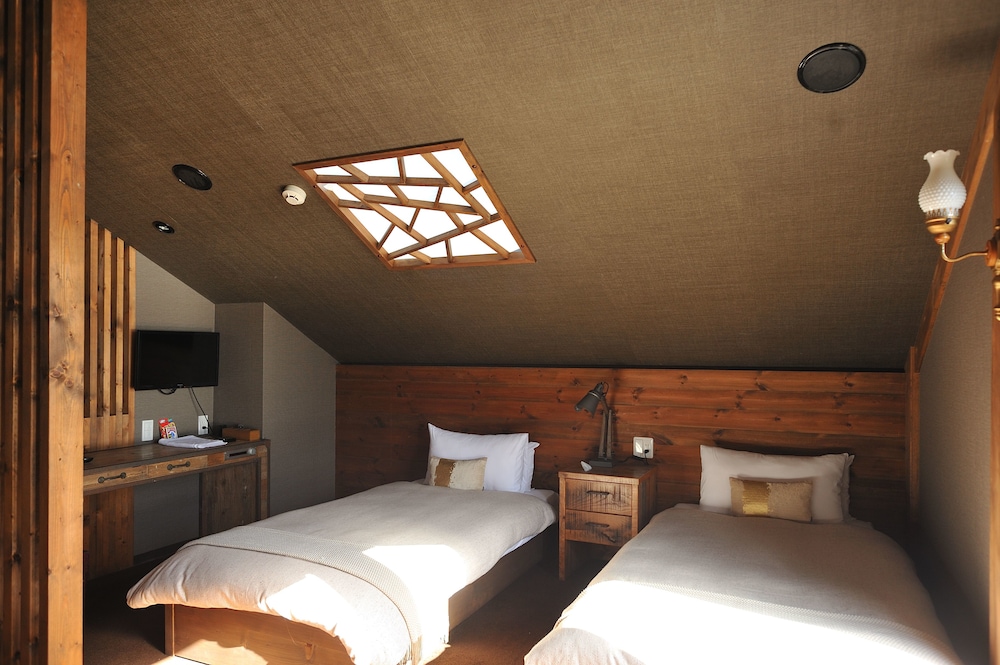 BOX HOTEL FROM BIZAN 箱根