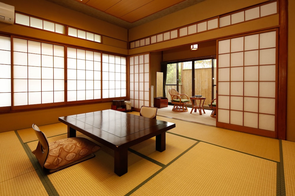 源泉かけ流しと創作イタリアンの宿 ALBERGO 湯楽 箱根