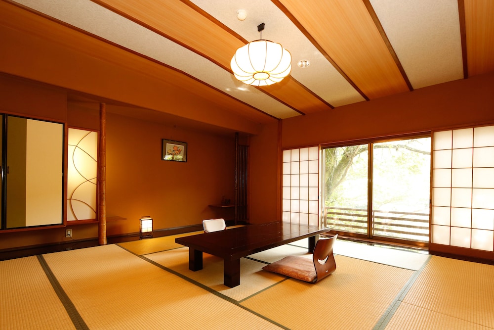 源泉かけ流しと創作イタリアンの宿 ALBERGO 湯楽 箱根