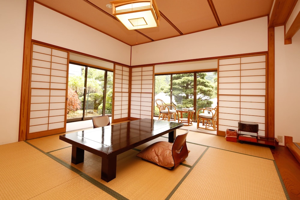 源泉かけ流しと創作イタリアンの宿 ALBERGO 湯楽 箱根