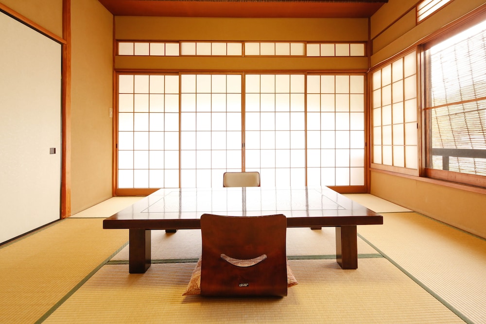 源泉かけ流しと創作イタリアンの宿 ALBERGO 湯楽 箱根