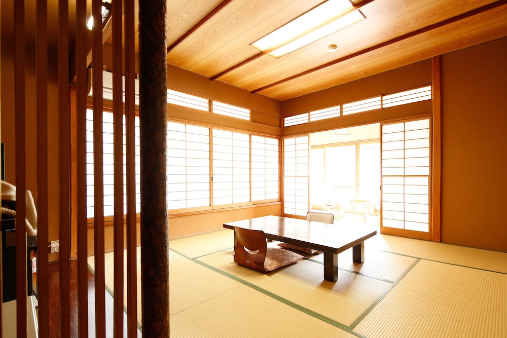 源泉かけ流しと創作イタリアンの宿 ALBERGO 湯楽 箱根