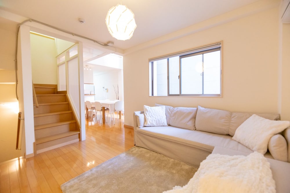 STATION & WHITE OSAKA STATION 4BR LUXURY HOUSE 大阪