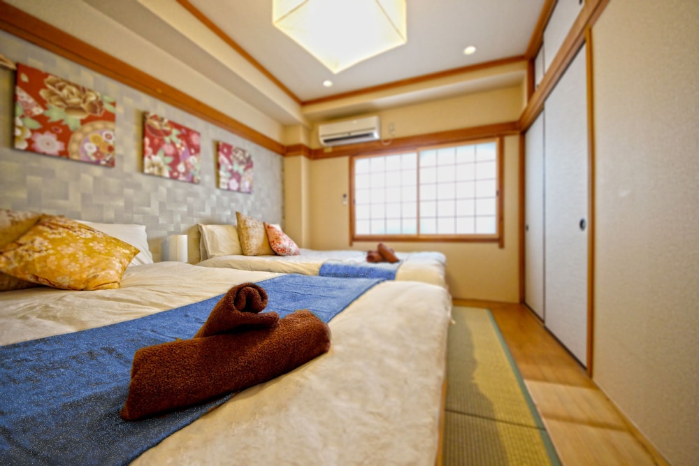 COZY & CLEAN FAMILY APT TSUTENKAKU TOWER FRONT 大阪