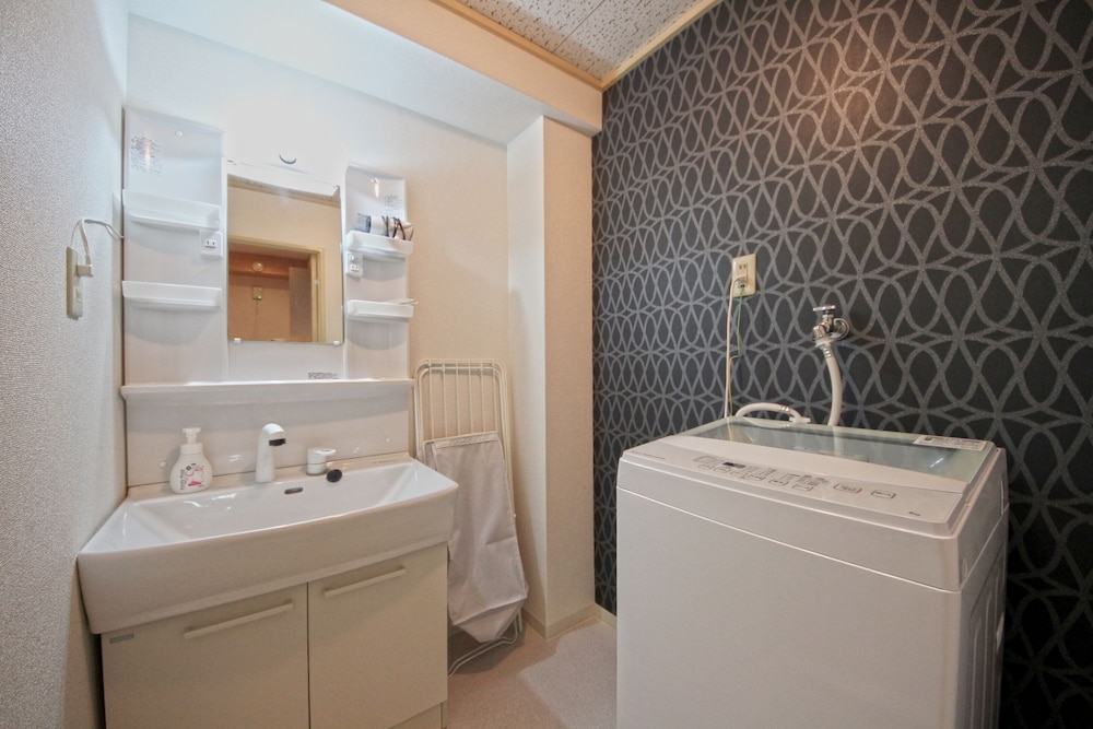 COZY & CLEAN FAMILY APT TSUTENKAKU TOWER FRONT 大阪