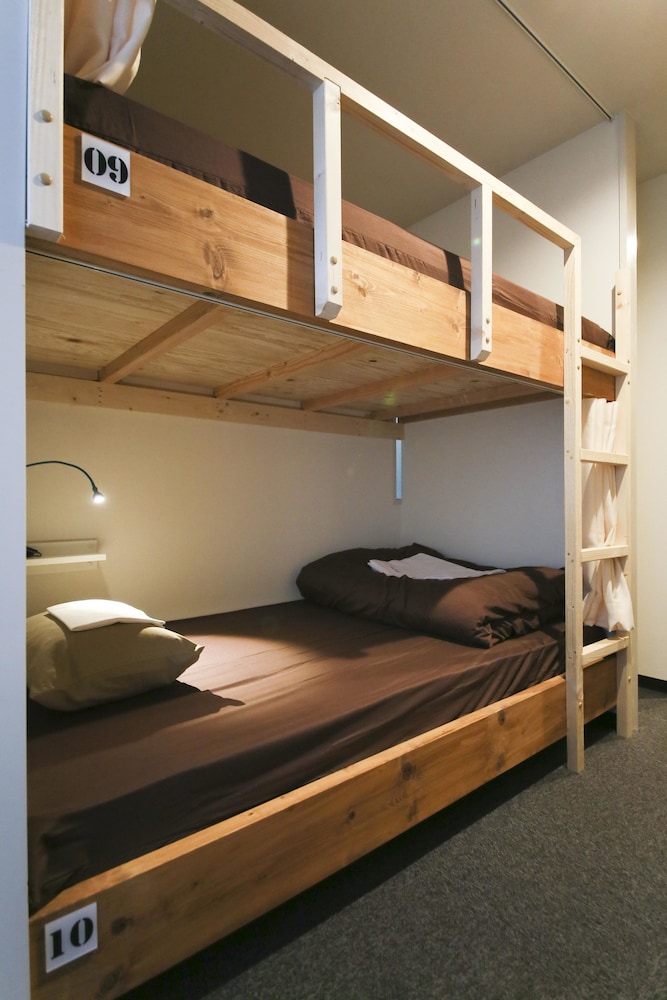 ROOTS HOSTEL 大阪