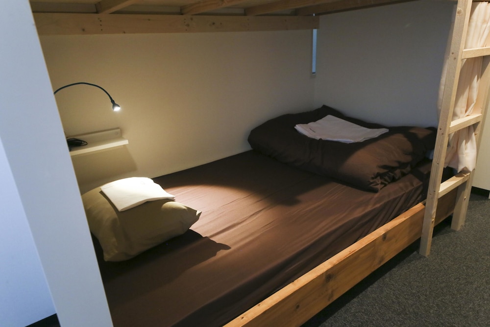 ROOTS HOSTEL 大阪