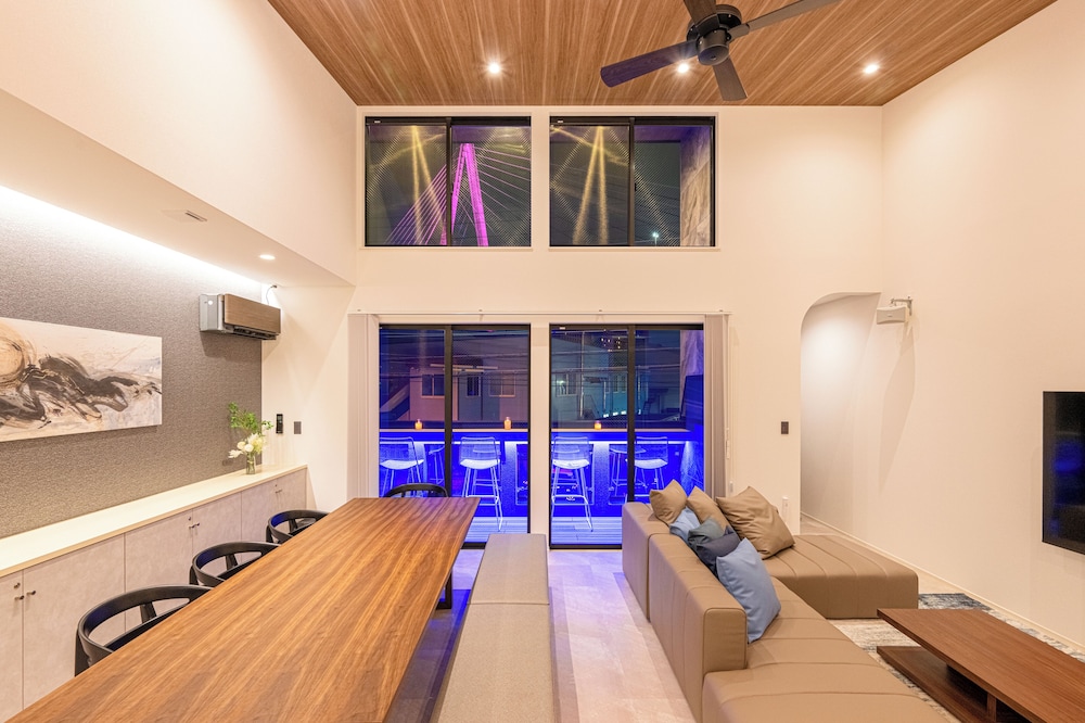 UNIVERSAL FRONT VILLA SANRRIOTT 大阪