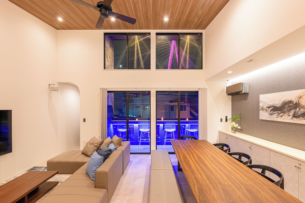 UNIVERSAL FRONT VILLA SANRRIOTT 大阪