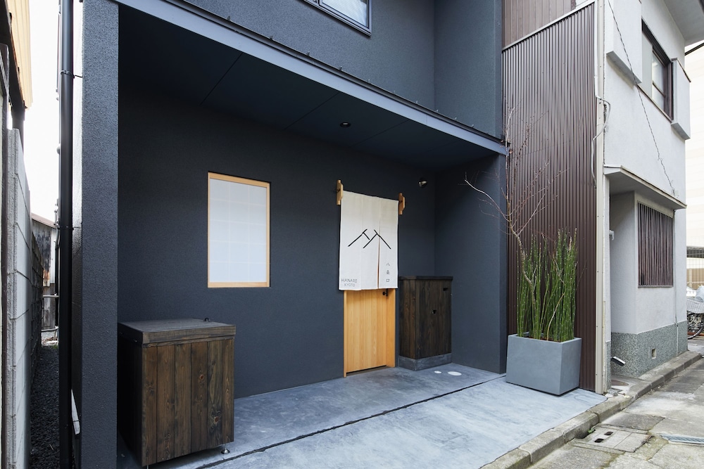 HANARE KYOTO 八条口 京都