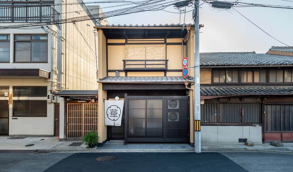 京都一棟貸し町屋旅館「華・梅溪居」 京都