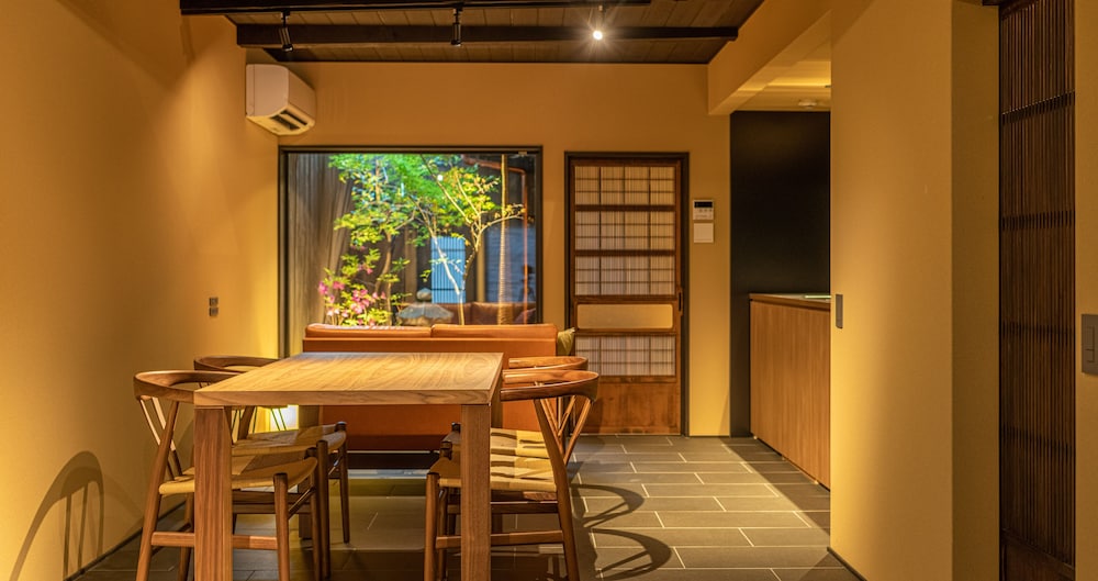 京都一棟貸し町屋旅館「華・梅溪居」 京都