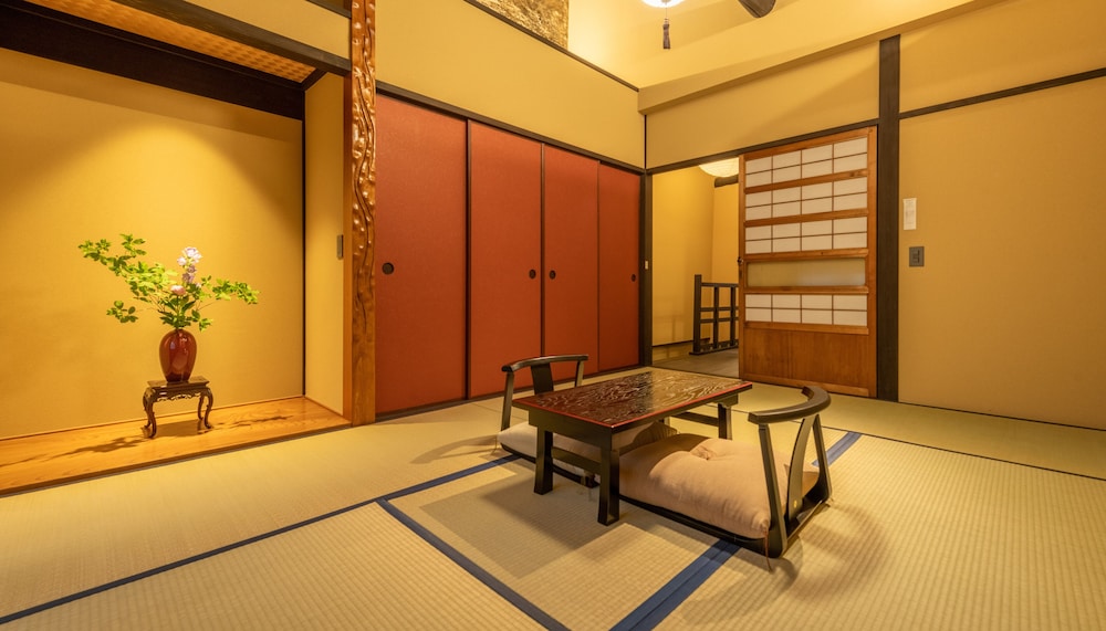京都一棟貸し町屋旅館「華・梅溪居」 京都