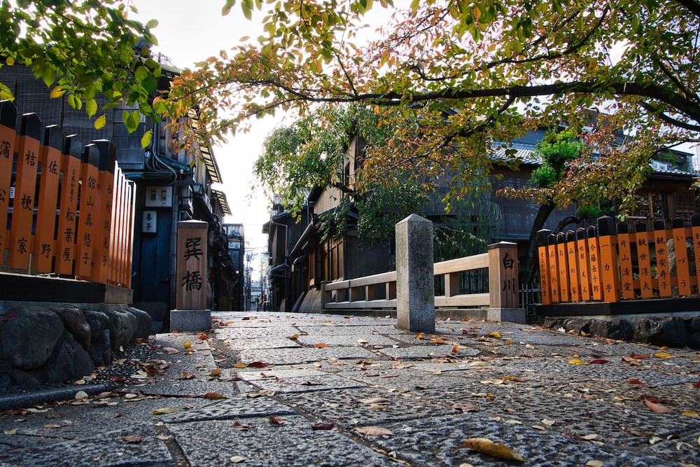 TSUMUGI NISHINOTOINHANAYACHO 京都