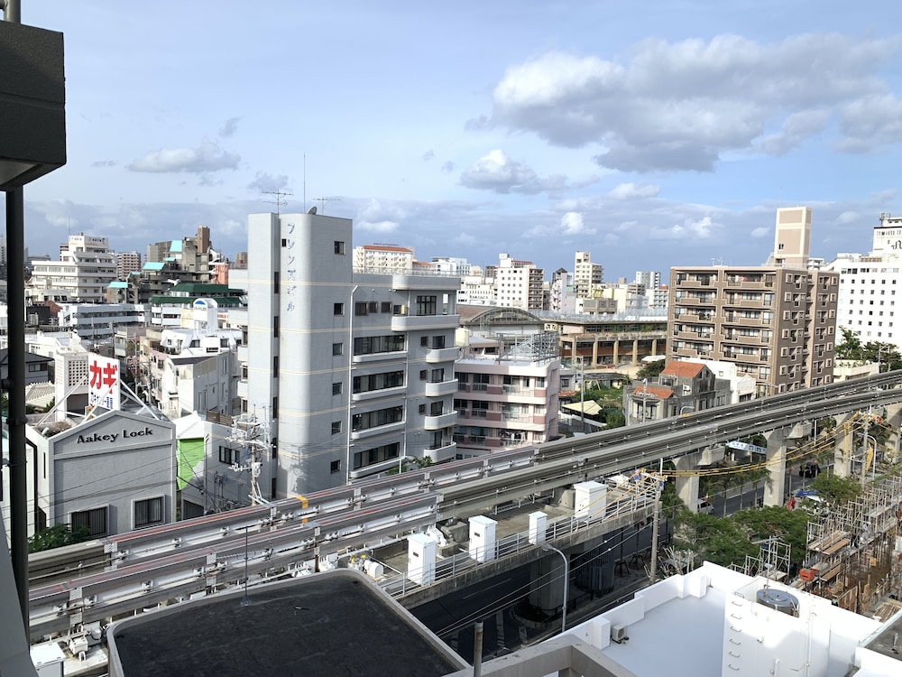 MR.KINJO MIKI24 IN FRONT OF MAKISHI STATION 那覇