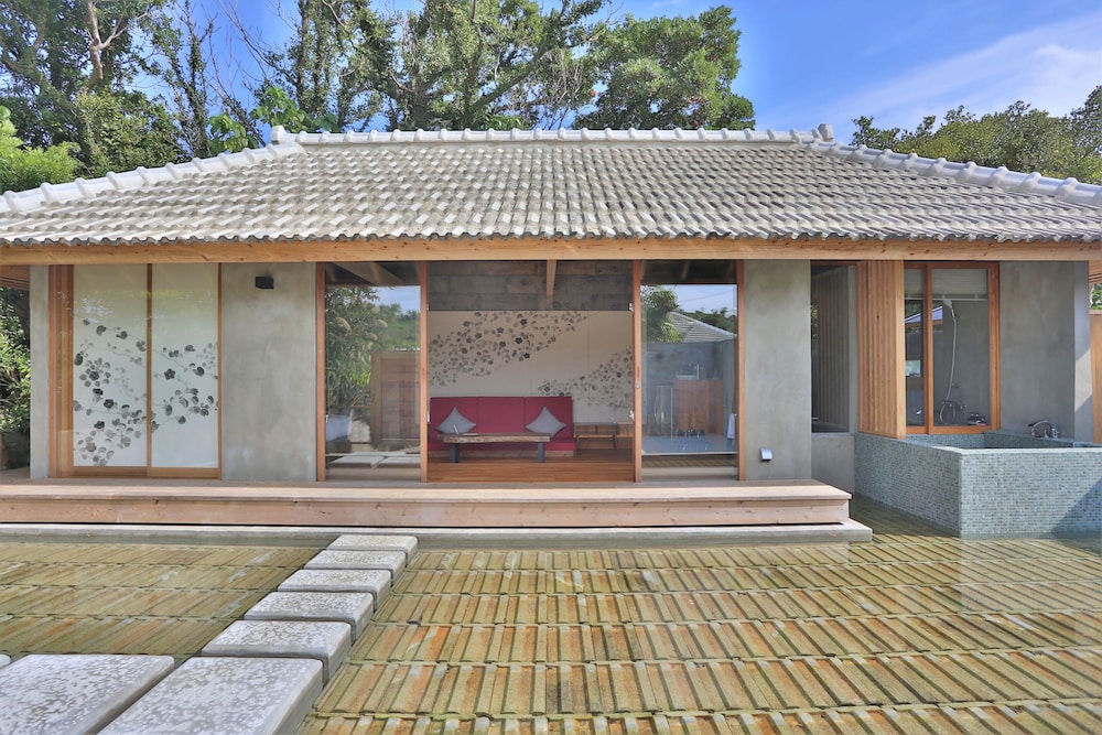 翡翠巣 KAWASEMINOSU (MUKAKA VILLA) 那覇