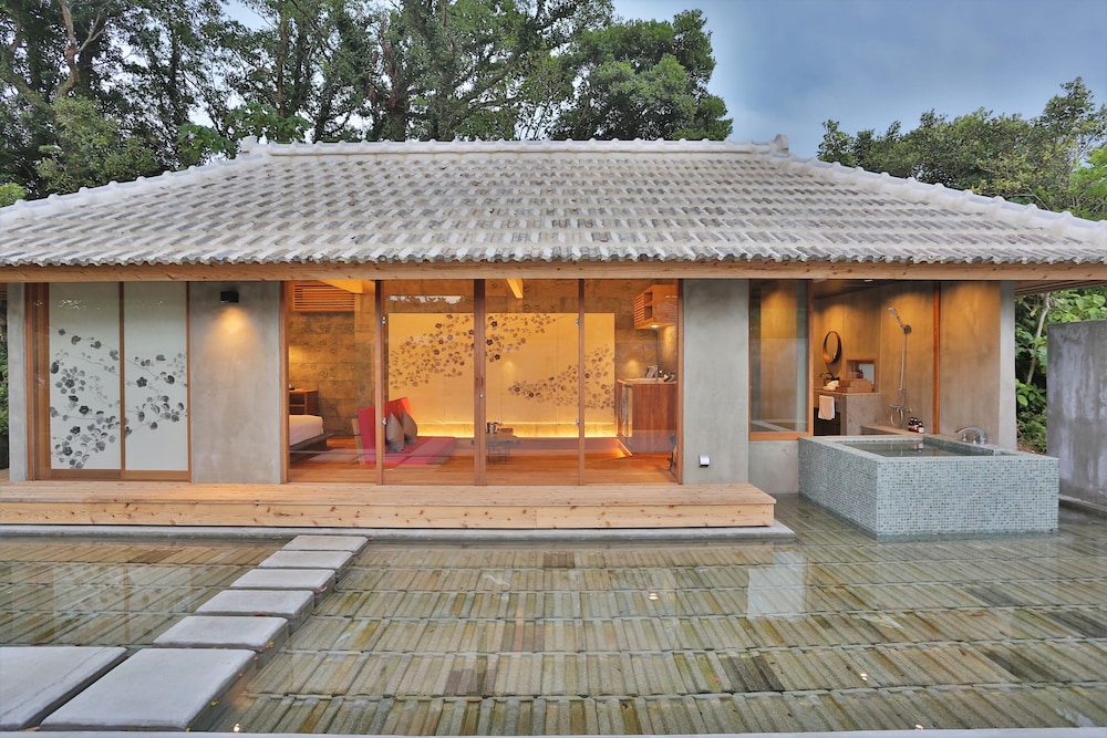 翡翠巣 KAWASEMINOSU (MUKAKA VILLA) 那覇