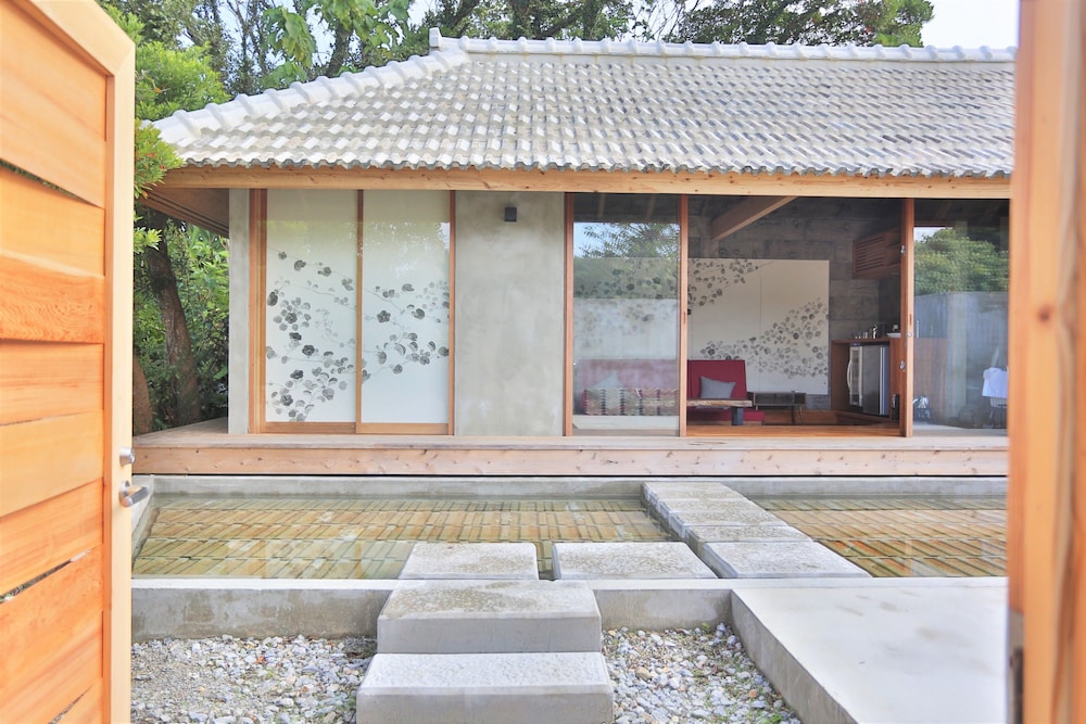 翡翠巣 KAWASEMINOSU (MUKAKA VILLA) 那覇