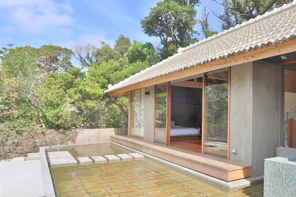 翡翠巣 KAWASEMINOSU (MUKAKA VILLA) 那覇