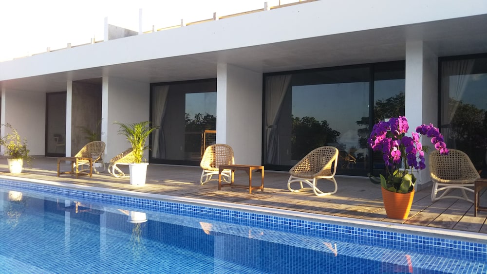 ブルースイーツ・ハナムロ オンザビーチ 那覇