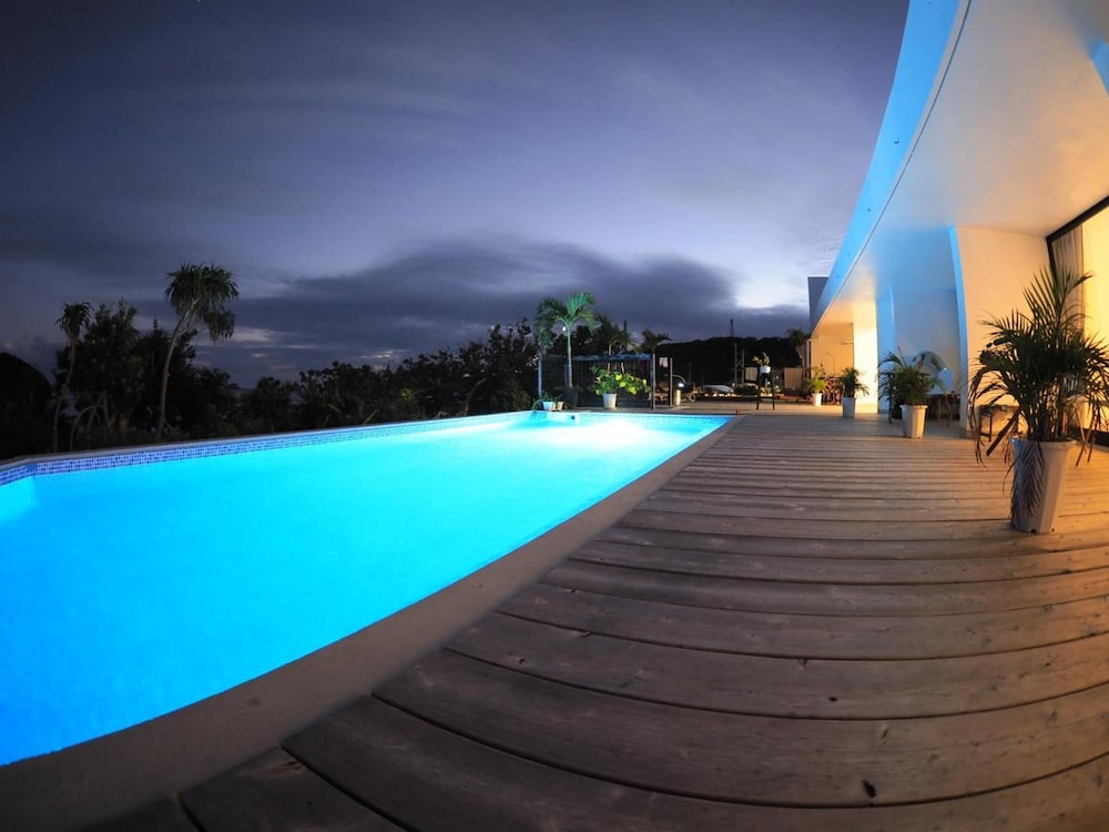 ブルースイーツ・ハナムロ オンザビーチ 那覇