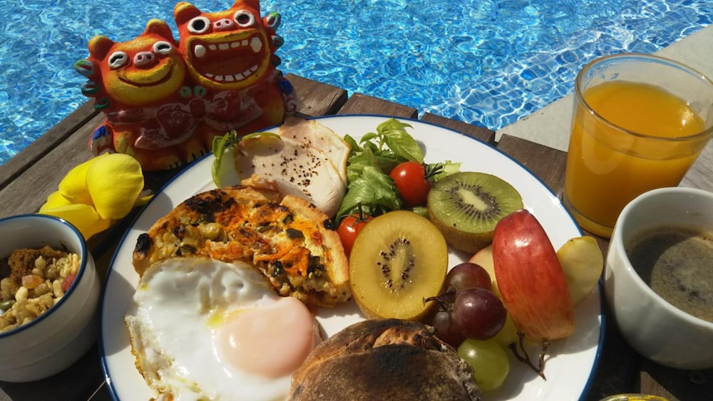 ブルースイーツ・ハナムロ オンザビーチ 那覇