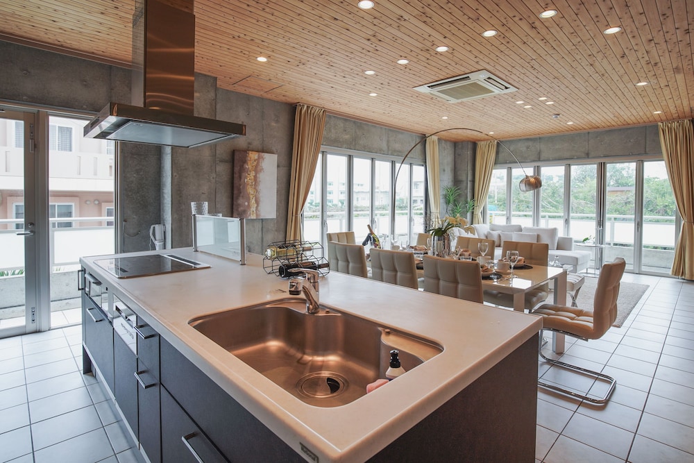 INFINITY RESORT CHATAN 那覇