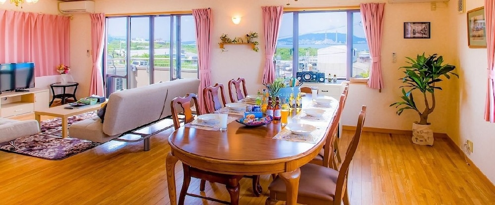 COUNTRY HOUSE, URUMA 那覇