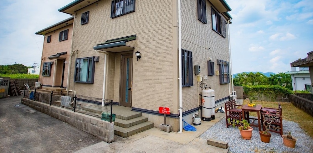 COUNTRY HOUSE, URUMA 那覇