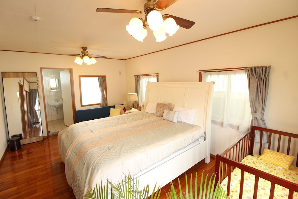 CHATAN SEASIDE AMERICAN HOUSE AO 那覇