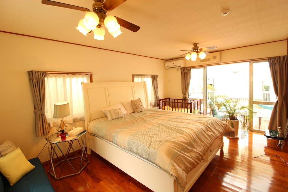 CHATAN SEASIDE AMERICAN HOUSE AO 那覇
