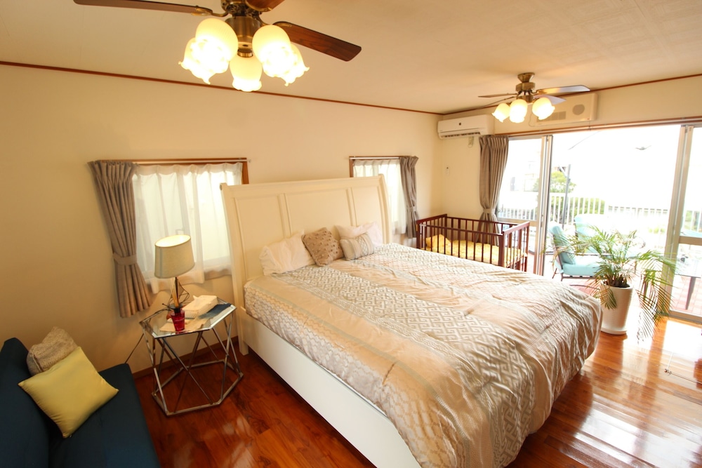 CHATAN SEASIDE AMERICAN HOUSE AO 那覇