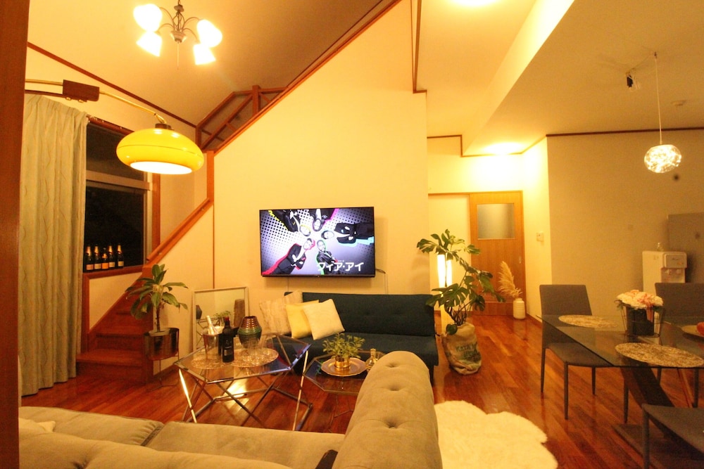 CHATAN SEASIDE AMERICAN HOUSE AO 那覇