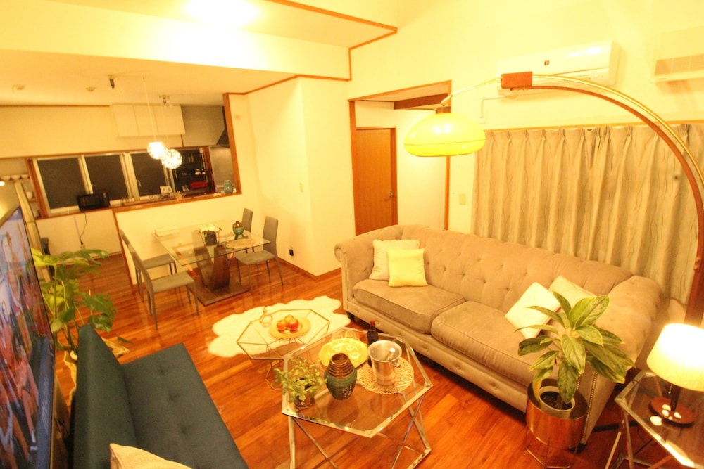 CHATAN SEASIDE AMERICAN HOUSE AO 那覇